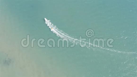这艘船用一艘充气橡皮艇载着游客沿着海浪高速行驶视频的预览图