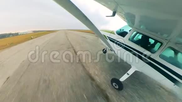 轻型飞机降落在田野的跑道上视频的预览图