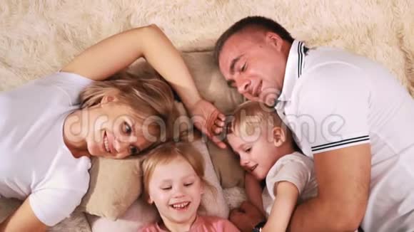 快乐的家庭一起在家放松一起看平板电脑孩子的电影视频的预览图