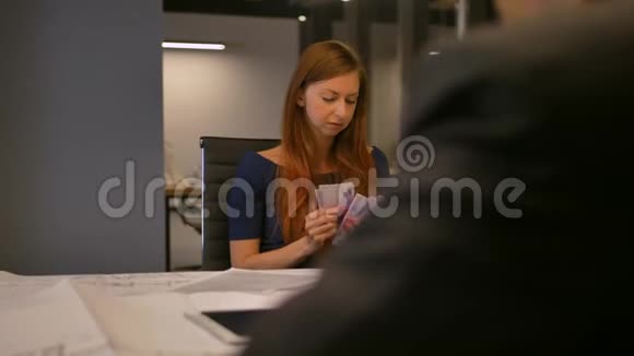 女性雇员正在数欧元钞票预算钞票视频的预览图