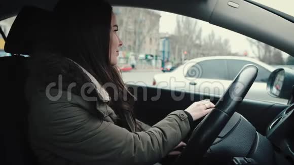 一个年轻的女孩司机从他的车舱里出来视频的预览图