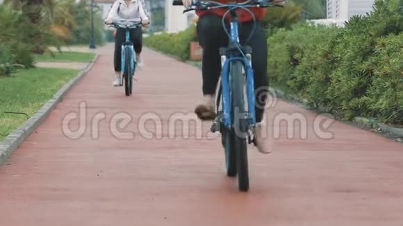 自行车和电动自行车在轨道上行驶视频的预览图