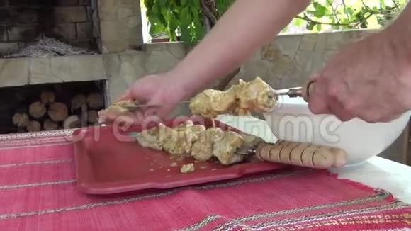 串串肉串在烤架上供日后煎炸视频的预览图