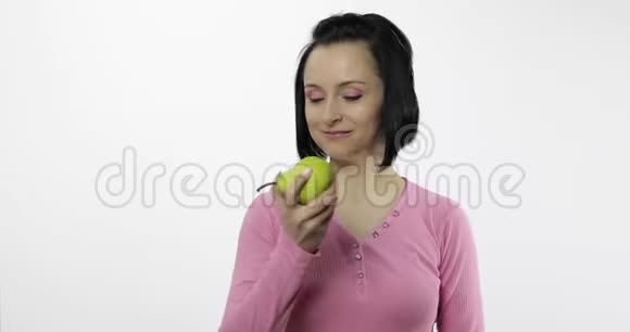 女人吃新鲜的梨说女孩先咬一口然后说想咬视频的预览图