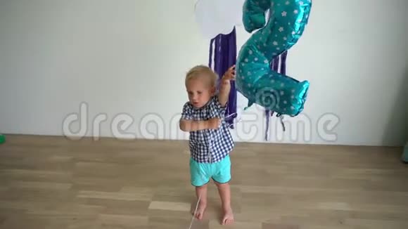 两岁的男孩玩气球万向节运动视频的预览图