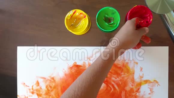 幼儿正在用手画彩色手指凝胶颜料心形视频的预览图