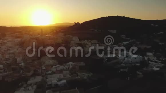 鸟瞰圣托林岛上的村庄皮尔戈斯视频的预览图
