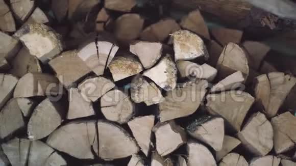 人们把切碎的木块整齐地放在一堆里堆好的木材已准备好并烘干供壁炉使用视频的预览图