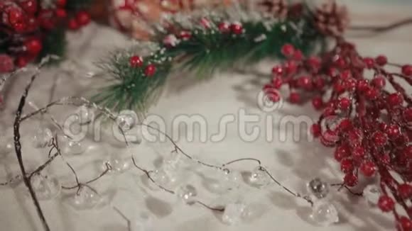 节日传统圣诞装饰品冬青树枝视频的预览图