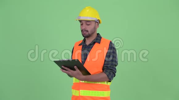 一位留胡子的波斯人建筑工人拿着剪贴板说话视频的预览图