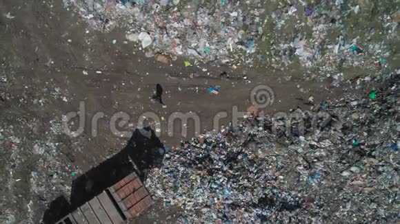 垃圾填埋场垃圾车的鸟瞰图视频的预览图