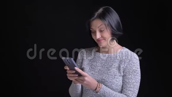年轻美丽的白种人女性使用手机特写肖像并对背景图片做出反应视频的预览图
