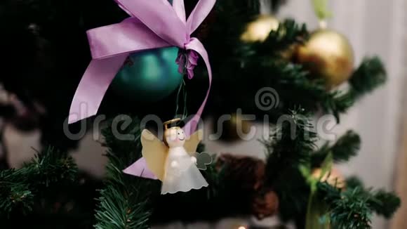 白色金色的翅膀天使挂在圣诞树上视频的预览图