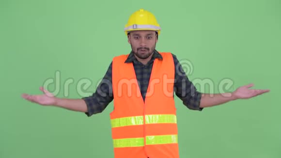 一个满脸胡须的波斯建筑工人耸肩视频的预览图