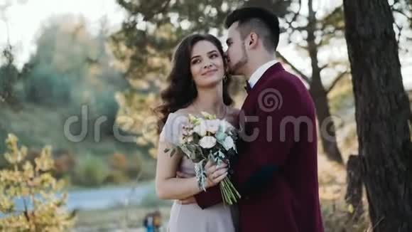 美丽的年轻夫妇幸福的婚礼爱情故事肖像视频的预览图