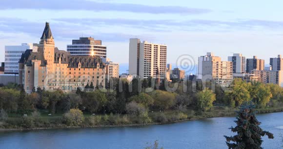 萨斯卡通加拿大4K河的城市景观视频的预览图