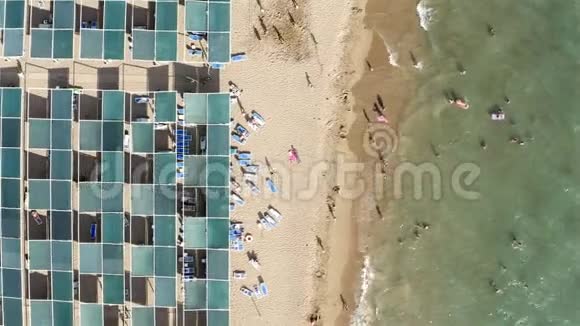 游客们喜欢在海里游泳在海滩上晒日光浴视频的预览图