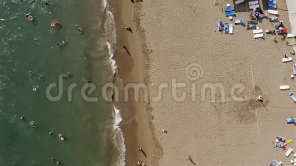 人们在海边的沙滩上放松在夏日的阳光下享受日光浴视频的预览图