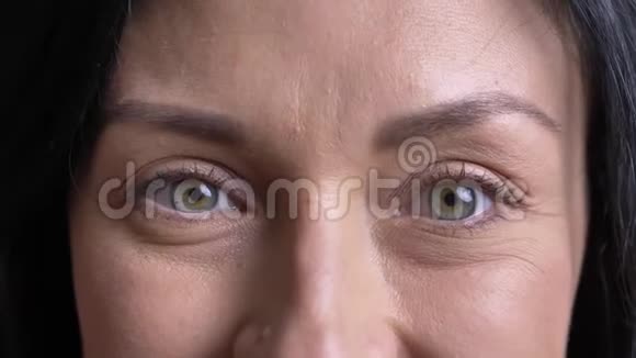一张美丽的白种人成年女性脸的特写照片一双灰色的国王眼睛幸福地直视着镜头视频的预览图