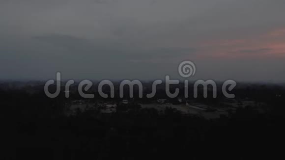 巴厘岛4K无人机夜村屋和稻田视频的预览图