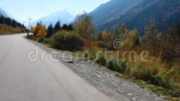 在秋天的山上视频的预览图