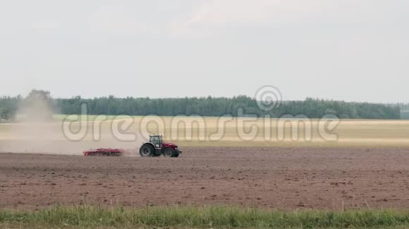 拖拉机在春天种田视频的预览图