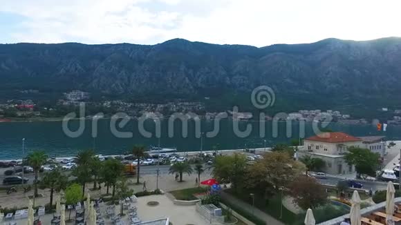 黑山Kotor湾的空中镜头公路海洋和山景视频的预览图