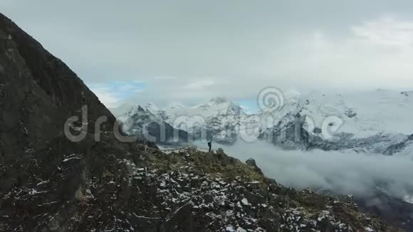 南格特桑和阿马达布拉姆山上的徒步旅行者喜马拉雅山尼泊尔鸟瞰图视频的预览图