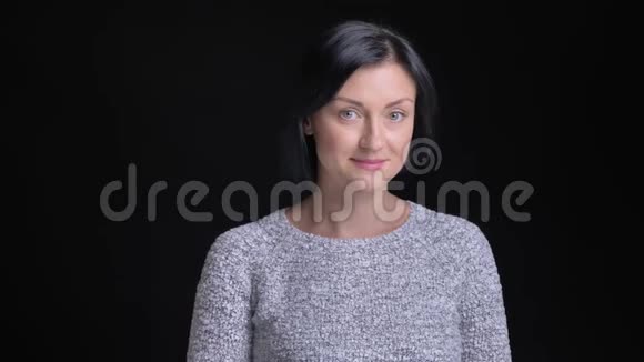 一幅成年白种人女性的特写照片她留着一头黑色短发看上去害羞而尴尬视频的预览图