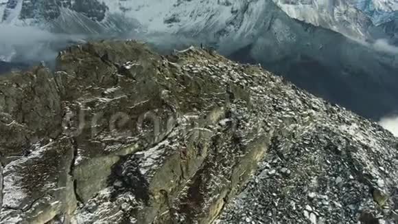 南阿尔桑和阿马达布拉姆山顶上的徒步旅行者尼泊尔鸟瞰图视频的预览图