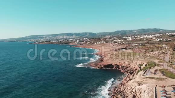 岩石海岸的空中景观无人驾驶的悬崖海浪拍打海岸线悬崖Drone对塞浦路斯海岸线的看法视频的预览图