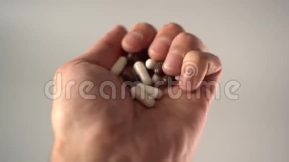 手混合棕白色医用胶囊在手掌视频的预览图