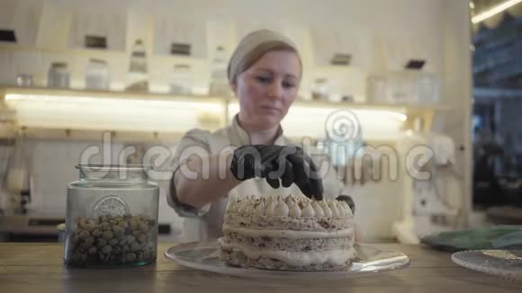 穿制服的糖果工把刚做好的甜面菜或球放在餐厅背景上装饰蛋糕视频的预览图