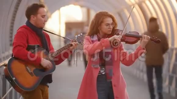 有小提琴的女人有吉他演奏的男人视频的预览图