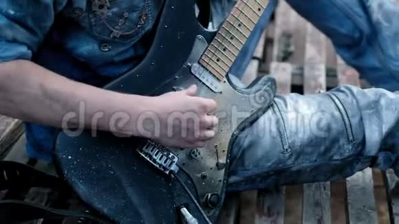 摇滚人手上吉他船特写使用电声和弦乐4K视频的预览图