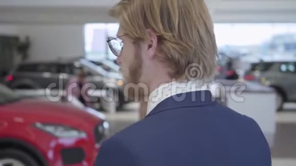 一幅写字的特写一位穿西装戴眼镜摸胡子坐汽车的商人视频的预览图