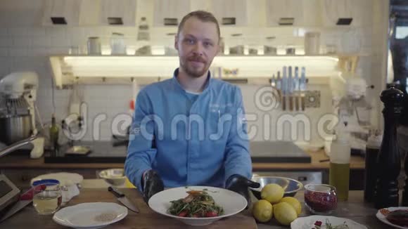 厨师在专业厨房的背景下献上一道刚准备好的荞面和蔬菜视频的预览图