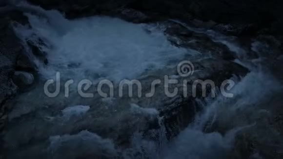 大河在夜晚冲过岩石视频的预览图