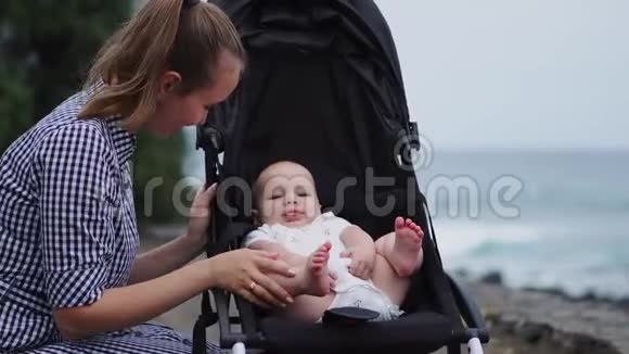 妈妈和新生儿一起散步视频的预览图