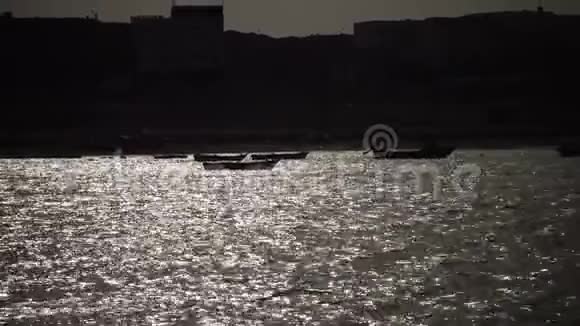 在红海阳光水的倒影中明亮的背景上的船视频的预览图