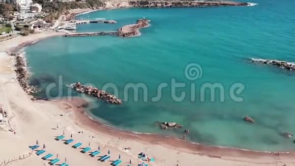 热带海滩的鸟瞰图带着蔚蓝的水的海洋美丽的大海和沙滩有岩石和沙子的海岸线海滨视频的预览图