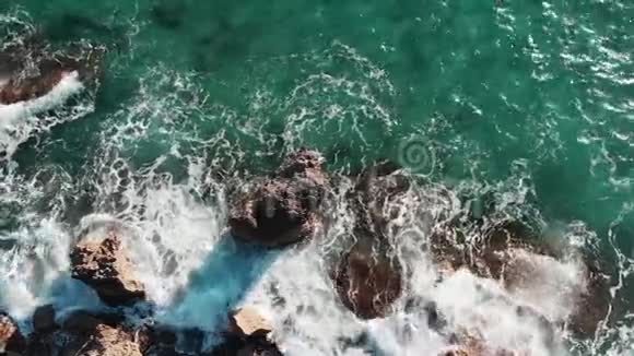 巨大的海浪海浪冲击海岸空中俯视海浪拍打岩石悬崖海滩暴风海视频的预览图
