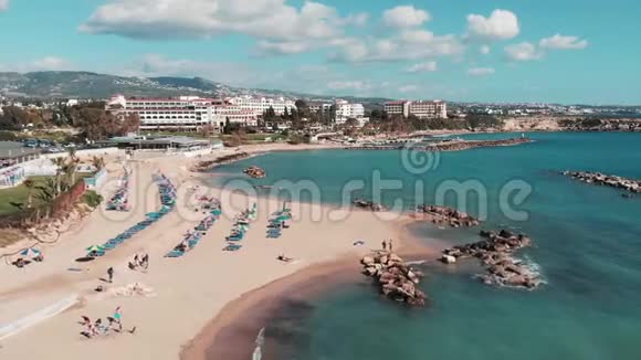 沙滩的鸟瞰图旅游海滩的无人机拍摄无人机用蓝色海水飞越海岸线旅游景点视频的预览图