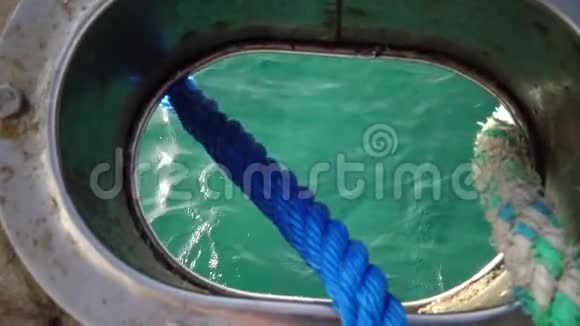 游艇的系泊绳蓝色的水在下面闪闪发光视频的预览图