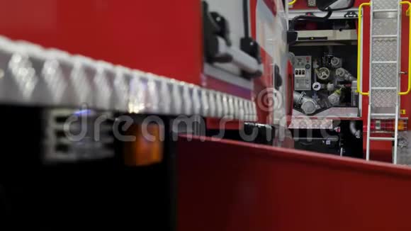 红色消防车警示灯的特写视频的预览图