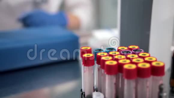 药带彩色瓶盖的试管站在一罐医用酒精旁边视频的预览图
