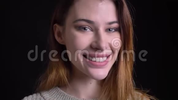 在镜头前年轻的白种人女性脸变得害羞微笑和大笑的特写镜头视频的预览图