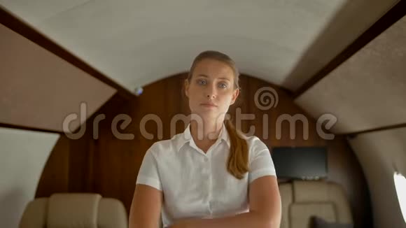 自信的女商人站在私人飞机里严肃地看着摄像机视频的预览图
