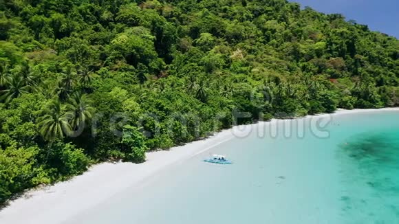 在卡德劳泻湖的热带沙质丛林海滩上的孤独的班卡船的鸟瞰图浅绿色的蓝色水ElEl视频的预览图
