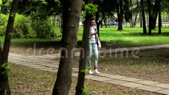 小女孩穿着夏装在公园里散步视频的预览图